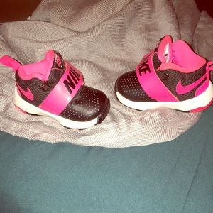 Nike Infant Girls Team Hustle D8